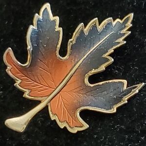 Vintage goldtone and brown ombre maple leaf brooch